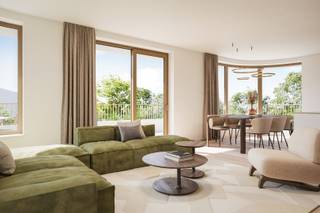 Dit appartement maakt deel uit van Gebouw A in het nieuwbouwproject La Verderie in het prachtige Koksijde. <br /><br />Alle appartementen zijn bijna energie neutraal (max. E-peil 30) en voorzien van onder andere een individueel woningstation gekoppeld aan een centrale warmtepomp, vloerverwarming, ventilatietype D en super isolerende dubbele beglazing. <br />Afwerkingen zoals fineerparket in de slaapkamers, zonnepanelen, regenwaterputten voor privatieve toiletten en aantrekkelijke budgetten voor keuken en badkamer dragen bij aan het luxueus karakter van dit magnifiek project. <br /><br />Het appartement bevindt zich op de tweede verdieping en werd op plan ingedeeld als volgt:<br />Inkom met apart toilet en berging, open keuken met berging, lichtrijke leefruimte met aanpalend terras, 1 slaapkamer en badkamer met inloopdouche.<br /><br />In het ondergronds complex zijn afgesloten garageboxen met geautomatiseerde sectionaalpoort die vrij kunnen aangekocht worden. <br /><br />Oppervlakte appartement: 84,47 m²<br />Oppervlakte terras:14,65 m²<br /><br />Wenst u meer informatie of een afspraak op ons kantoor? Contacteer ons vrijblijvend via 058 62 27 51 of jhonny@vlaemynck.be.