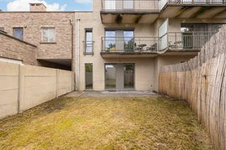<p>In het centrum van Broechem vinden we dit kwalitatieve gebouw terug dat werd gebouwd in 2012. Een recent gelijkvloersappartement met tuin komt niet elke dag beschikbaar. Bijkomend is er een garagebox achterin bij aan te kopen voor 25.000 €. Het appartement haalt een EPC label B (score 109) met conforme elektriciteit. Kortom een ideale aankoop naar de toekomst.</p><p></p><p>We betreden het appartement in een lichtrijke leefruimte op parketvloer. We vinden een mooie open keuken terug met ontbijthoek. De keuken is voorzien van kwalitatieve toestellen (koken op gas, vaatwas, oven, koelkast). Tegenover de inkomdeur is er een leuke ruimte als vestiaire. Via de hal is er toegang tot het afzonderlijk toilet en een praktische berging. De badkamer is voorzien van een dubbele lavabo en bad met verlaagde instap en douchescherm.</p><p></p><p>Achterin zijn er twee slaapkamers op parket die allebei uitgeven op het terras en tuin. Bijkomend is er dan een garagebox, afzonderlijk mee aan te kopen voor een bedrag van 25.000 €.</p><p></p><p>Zoekt u een volledig instapklaar gelijkvloersappartement met tuin en parking in het centrum van Broechem? Aarzel niet en maak snel uw afspraak via 03/459.89.59.</p>