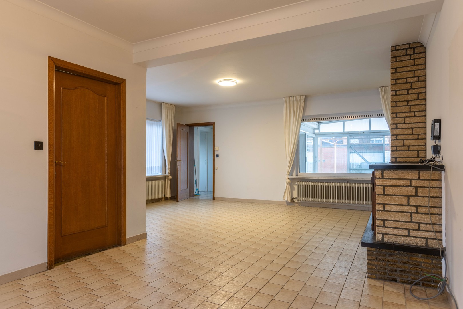 HALF-OPEN WONING MET 3 SLPKS, ZUIDGERICHTE TUIN EN 3 GARAGES - foto 5