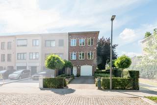 In de rustige en doodlopende straat in Hoboken vind je deze instapklare halfopen woning, perfect voor wie op zoek is naar ruimte, comfort en...