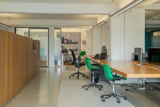<p><span>Deze unieke kantoorruimte van </span><strong><span>± 1.270 m²</span></strong><span> combineert de tweede en derde verdieping van Quai55, die met elkaar verbonden zijn via een interne trap. Zo ontstaat één ruime, flexibele en efficiënte werkomgeving.</span></p>
<p><span>De twee verdiepingen beschikken over ruime open werkruimtes die kunnen worden ingericht als kantoren, showroom, atelier of creatieve werkplek. Daarnaast zijn er meerdere kantoren, vergaderruimtes, een projectie- of tentoonstellingsruimte, een volledig uitgeruste keuken en sanitaire voorzieningen.</span></p>
<p><span>Het gebouw is uitgerust met domotica, toegangscontrole, een alarmsysteem en uitgebreide UTP-bekabeling. Parkeerplaatsen zijn beschikbaar.</span></p>
<p><span>Deze combinatie is ideaal voor bedrijven die hun activiteiten willen centraliseren op twee rechtstreeks verbonden verdiepingen in een moderne en lichte werkomgeving.</span></p>
<p><strong><span>Beschikbaar eind 2026. Prijs op aanvraag.</span></strong></p>