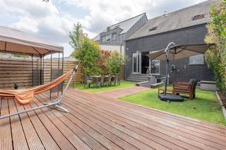 OPTIE : Century21ImmoNero stelt voor: ideaal gelegen in het centrum van Hoeilaart op wandelafstand van winkels, park, scholen, openbaar vervoer, .....biedt deze recente woning uit 2006 verrassend veel ruimte met op straatniveau: ruime inkom van 18m² met vestiairekast, Slaapkamer of buro van 13m² met doucheruimte; Toilet, Grote garage voor 2 auto's + moto's of fietsen 46m². Tuinniveau: Bijzonder mooie living van 50m² met open haard aansluitend aan bureauhoekje van 6m² en ingerichte keuken met eetplaats 20m², welke toegang geeft tot een gezellige stadstuin 90m² met terras ; wasplaats 8.5m². Verdiep: Nachthal, Ouderslaapkamer van 20m², Dressing, 2 kinderkamers 13m² en 12m².; Mooie badkamer met WC, douche en bad; De zolder is afgewerkt tot een extra slaapkamer of speelruimte. voor meer info: www.kerkstraat20.be