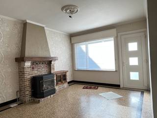 Verrassend ruime centrumwoning met tuin, en 5 slaapkamers.De woning heeft renovatie nodig en heeft zeer veel mogelijkheden. Beneden is er dubbele...