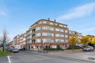 <p>Mooi appartement van 69m² met 1 slaapkamer.<br />Gelegen op eerste verdieping met lift van een kleine residentie, nabij openbaar vervoer en verschillende handelszaken. <br /><br />Het appartement omvat een inkomhal, een lichtrijke leef- en eetruimte (25,6 m²), een deels geïnstalleerde keuken, een slaapkamer met automatisch rolluik, een badkamer met wastafel en bad/douchecombinatie, en een apart toilet.<br />Daarnaast beschikt het appartement over een gezellig terras aansluitend aan de keuken en een private kelderberging.</p>
<p>Dankzij de gunstige ligging aan de Prins van Luiklaan geniet het appartement van een mooie lichtinval én een aangenaam uitzicht op een groene omgeving.</p>
<p>Ideaal voor eigen bewoning of als investering.</p>
<p>EPC: 188 kWh/m² per jaar.</p>