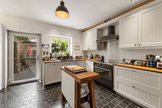 <p>Op een centrale ligging, vlak bij winkels, scholen, openbaar vervoer en het stadscentrum, bevindt zich deze ruime gezinswoning met heel wat potentieel. Sinds 2013 onderging de woning een grondige renovatie waarbij onder meer de elektriciteit en leidingen werden vernieuwd. Enkele ruimtes bevinden zich vandaag nog in afwerkingsfase, waardoor u de woning verder naar eigen smaak kunt afwerken.<br /><br />De woning is als volgt ingedeeld: 1e verdiep - inkomhal met gastentoilet, een lichtrijke leefruimte met eetplaats, een vernieuwde en volledig geïnstalleerde keuken, een terras en een gezellige stadstuin met buitenberging. 1e v. - nachthal, twee ruime slaapkamers, een afzonderlijk toilet en een vernieuwde badkamer met ligbad, douche en dubbele lavabo. 2e v. - nachthal, derde slaapkamer of bureauruimte, een technische ruimte en een ruime vierde slaapkamer.<br />De woning omvat een inkomhal met gastentoilet, een lichtrijke leefruimte met eetplaats, een vernieuwde en volledig geïnstalleerde keuken, een terras en een gezellige stadstuin met buitenberging.<br />Op de eerste verdieping bevinden zich twee ruime slaapkamers, een afzonderlijk toilet en een vernieuwde badkamer met ligbad, douche en dubbele lavabo. De tweede verdieping biedt plaats aan een derde slaapkamer of bureauruimte, een technische ruimte en een ruime vierde slaapkamer.<br />Een ideale gezinswoning met veel ruimte, een sterke renovatiebasis en een uitstekende ligging, klaar om verder afgewerkt te worden naar uw eigen wensen.<br /><br />Wenst u meer informatie of een bezoek ter plaatse? Neem dan contact op met Imani: 0478 26 26 36 - imani@panorama.immo<br /><br />Vermelde prijs is een vanaf-prijs. </p>