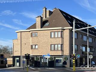 <p><strong>Super centraal gelegen hoekappartement</strong> met twee slaapkamers! Het appartement met <span>bouwjaar 1995</span> bevindt zich op de <strong>eerste verdieping</strong> van Residentie Beukenlei 1, pal <strong>in het centrum van Sint-Job</strong>, nabij het oprittencoplex van de E19 en op enkele stappen van winkels en openbaar vervoer. Het appartement heeft een nuttige oppervlakte van <strong>ca. 95m²</strong>, een gunstig <strong>E-peil van 140 kWh/m² jaar (B-label)</strong> en een<strong> conforme elektrische keuring</strong>. Het gebouw is voorzien van een <strong>lift </strong>(van kelderverdieping tot aan het appartement).</p>
<p>Indeling als volgt:</p>
<p>Inkomhal met apart toilet en vestiairenis, <strong>lichtrijke leefruimte</strong> (ca. 32m² - grote ramen in twee gevels) met levendig zicht, ruime keuken (ca. 10m²) met originele inrichting (keramische kookplaat, dampkap, oven, koelkast en dubbele spoeltafel), compacte cv-berging met aansluiting voor wasmachine, <strong>twee slaapkamers (ca. 18m² en 10m²)</strong>, beide met toegang tot het terras; volledig betegelde badkamer (ca. 5,5m²) met dubbele wastafel op meubel en ligbad/douche-combinatie. <strong>Zuidwest gericht terras</strong> (ca. 9m²). <br /><span>Optioneel aan te kopen</span> ten bedrage van € 25.000,00: <strong>ruime afgesloten garagebox</strong> (ca. 20,5m²) in de kelderverdieping.</p>
<p>Het volledige appartement heeft een lichte tegelvloer, uitgezonderd de slaapkamers dewelke een vinyl vloerbekleding hebben. Het appartement werd recent voorzien van een <strong>videofoon</strong>.</p>
<p>Het eigendom is <span>reeds zeven jaar verhuurd aan dezelfde correcte huurder</span> die - indien mogelijk - wenst te blijven huren; de huidige huurprijs bedraagt € 1.005,00/maand (incl. gemeenschappelijke kosten).</p>