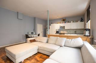 <p>Gelijkvloers wonen in hartje Antwerpen</p>
<p>Dit gelijkvloers appartement bevindt zich aan Klapdorp 64 bus 001 in 2000 Antwerpen, midden in het bruisende stadscentrum. U woont hier op wandelafstand van winkels, horeca, openbaar vervoer en culturele hotspots, met alle dynamiek van de stad binnen handbereik.</p>
<p>Via de inkomhal komt u in de leefruimte die naadloos overgaat in de keuken, uitgerust met alle nodige toestellen. Het appartement telt twee volwaardige slaapkamers, waarvan de grootste slaapkamer directe toegang biedt tot het gezellige koertje. De badkamer is praktisch ingericht met een dubbele lavabo, ligbad en aansluiting voor wasmachine en droogkast. Verder is er een apart gastentoilet. Alles bevindt zich op één niveau, wat het wooncomfort extra versterkt. Buiten geniet u van een privatief koertje van 14 m², een fijne plek om in alle rust te ontspannen midden in de stad.</p>
<p>Het appartement beschikt over een EPC-label D met een energiescore van 354 kWh/m²/jaar. Er is geen renovatieverplichting van toepassing.</p>
<p>Troeven:<br /><br />- Centrale ligging in 2000 Antwerpen<br />- Twee volwaardige slaapkamers<br />- Gezellig koertje van 14m²<br />- Geen renovatieverplichting</p>