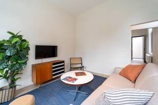 Ben je op zoek naar een leuke starterswoning? Dan is deze woning misschien wel iets voor jou. Ze werd in 2023 volledig gerenoveerd met stijlvolle en kwalitatieve materialen én beschikt over zonnepanelen.<br />De ligging te Oud-Berchem is charmant, erg centraal, en toch rustig. Koffiebarretjes en hippe eetplekken bevinden zich op wandelafstand, evenals het station van Berchem, De Villegaspark, Brialmontpark, loopparcours Wolvenberg, etc.<br /><br />Daar het een hoekwoning betreft geniet ze erg veel lichtinval. Elke ruimte biedt dan ook een aangenaam ruimtegevoel. De hoge plafondhoogtes accentueren dit eveneens.<br /><br />Bij het betreden van de woning vinden we op de linkerzijde de leefruimte en aan de rechterzijde een aangename leefkeuken, grenzend aan een stadskoer.<br />Leuk om weten is dat deze stadskoer tevens een rechtstreekse toegang heeft naar de straat. Mocht je een fiets willen binnen zetten kan dat bijgevolg steeds.<br />De keuken werd op maat gemaakt in eik fineer. Ze is voorzien van een strak wit composieten werkblad, een kraan in messing , stijlvolle grote witte lavabo in onderbouw, <br />Verder is de keuken volledig voorzien van alle toestellen (vaatwasser, hete luchtoven, besteklade, koelkast, vriezer, alsook dampkap).<br /><br />We zetten onze verkenning verder: Via de authentieke gezandstraalde trap, bereikt u de eerste verdieping.<br />Op dit niveau treffen we de ruime badkamer die werd ingericht met een ligbad, riante inloopdouche alsook een stijlvol lavabomeubel met grote spiegel voorzien van verlichting.<br />Verder beschikt deze etage over een praktische (was)berging, een apart toilet met handenwasser alsook een eerste ruime slaapkamer.<br />Op de tweede verdieping bevinden zich nog twee bijkomende, en tevens ruime, slaapkamers.<br />Voor een starterswoning kan dit bijgevolg tellen.<br /><br />Indien je nog op zoek bent naar extra bergruimte in deze functionele woning is er goed nieuws: de woning is onderkelderd!<br /><br />De woning wordt heden ingericht verhuurd op korte termijn basis. Na aftrek van alle beheerskosten, btw en poetsen heeft deze woning een gemiddelde huurinkomst van € 1.800/ maand gedurende het laatste jaar. Mogelijkheid tot overname van de inrichting.<br /><br />We sommen enkele pluspunten op:<br />+ Volledig gerenoveerde woning (dak vernieuwd + geïsoleerd conform de norm, nieuwe ramen ...)<br />+ Conforme elektriciteit<br />+ Conforme gaskeuring<br />+ Blanco asbestkeuring<br />+ Zonnepanelen<br />+ 3 ruime slaapkamers<br />+ Authentieke elementen<br />+ Grote kelder<br />+ Leuke stadskoer<br />+ AAA ligging te Oud-Berchem<br /><br />Is je interesse gewekt? Plan gerust je bezoek in. Mail naar info@vbvastgoed.be of beter nog, bel ons op het nummer 03 337 50 70.<br />We staan je met plezier te woord.