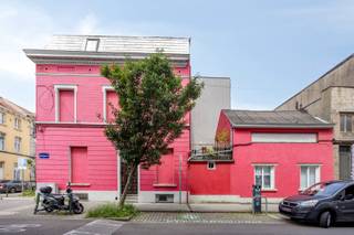 <p>Immo Pické biedt U deze ruime, gunstig gelegen en uitstekend onderhouden woning aan in Sint-Jans-Molenbeek, gelegen in de directe omgeving van winkels, openbaar vervoer, het station Brussel-West, scholen en belangrijke invalswegen. De woning bestaat op het gelijkvloers uit een inkomhal, een eerste woonkamer met eetplaats, een hal met vestiaire, een afzonderlijk toilet, een badkamer en een tweede woonkamer. Op de eerste verdieping bevinden zich een nachthal, twee slaapkamers (21 m² en 12 m²) en een ruime zolderberging (30 m²). Op de tweede verdieping vinden we een nachthal en nog twee extra slaapkamers (21 m² en 12 m²). Bovendien beschikt de woning over een zeer ruime kelder, waarin zich een keuken bevindt, evenals verschillende ruimtes die ideaal zijn als wasplaats en bergruimte. De woning is vrij van gebruik uiterlijk 2 maanden na akte. Indien u vragen heeft of een bezoek wenst, aarzel dan zeker niet om contact op te nemen met ons kantoor.</p>