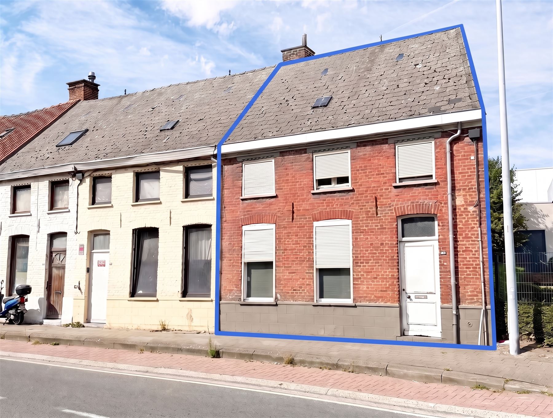 Woning met inkomhall, leefruimte, keuken, berging, badkamer, afzonderlijk W.CVerdiep: 3 slaapkamersZolderTuin met tuinbergingen