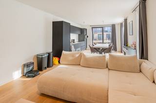 <p>Dit appartement op de tweede verdieping combineert hedendaags comfort met energiezuinig wonen in een recente residentie. Dankzij het EPC-label A en de conforme elektriciteit geniet u hier van een duurzame en zorgeloze woonst, ideaal voor eigen bewoning of als investering.</p><p>De leefruimte baadt in natuurlijk licht dankzij de grote raampartijen en sluit naadloos aan op de open keuken met kwalitatieve toestellen. Het zonnige terras met groen uitzicht vormt een aangename plek om tot rust te komen.</p><p>Verder beschikt het appartement over twee slaapkamers, een stijlvolle badkamer met inloopdouche en dubbele wastafel, een apart gastentoilet en een praktische berging/wasplaats.</p><p>De combinatie van de rustige ligging, moderne afwerking en sterke energieprestaties maakt dit appartement bijzonder aantrekkelijk voor wie comfortabel en toekomstgericht wil wonen.</p><p>Troeven:</p><ul><li><p>EPC-label A</p></li><li><p>Conforme elektriciteit</p></li><li><p>Recente residentie</p></li><li><p>Terras</p></li><li><p>Twee slaapkamers</p></li><li><p>Moderne open keuken</p></li></ul><p>Autostaanplaats verplicht aan te kopen voor € 30.000.<br />Private berging aan te kopen voor € 5.000.</p><p>Interesse? Contacteer ons voor meer informatie of een bezoek ter plaatse.</p>