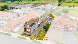 <strong>Woning met 4 garages, schuur en veel opslagruimte te koop in Wachtebeke – ideaal voor zelfstandige of investeerder!</strong><br /><br />Gelegen in de Ramonshoek 76 te Wachtebeke, vindt u deze woning met twee slaapkamers, meerdere garages, een ruime schuur en een perceel van 728 m². Deze eigendom biedt tal van mogelijkheden en is ideaal voor wie op zoek is naar veel opslagruimte of voor een zelfstandige activiteit aan huis.<br /><br />Anderzijds is de woning momenteel verhuurd, wat ze ook interessant maakt als opbrengsteigendom voor investeerders.<br /><br /><strong>Troeven:</strong><br />- Grondoppervlakte van 728 m²<br />- 2 volwaardige slaapkamers<br />- 1 dubbele garage en 2 afzonderlijke garages<br />- Extra garage (lage poorthoogte) geschikt als berging/opslagruimte<br />- Ruime schuur van 89 m² – ideaal als atelier of extra opslag<br />- Ideaal voor zelfstandigen of hobby met ruimtebehoefte<br />- Interessante investering – momenteel verhuurd<br /><br /><strong>Indeling:</strong><br />De woning beschikt over een inkomhal, leefruimte, keuken, badkamer, twee slaapkamers en een kelderruimte. Buiten bevinden zich een dubbele garage, twee aparte garages, een extra lage garage die perfect als berging kan worden benut, en een grote schuur van 89 m².<br /><br />De ruime buitenruimte en de verschillende bijgebouwen maken dit pand bijzonder geschikt voor wie veel opslagruimte nodig heeft, zoals zelfstandigen, hobbyisten of verzamelaars.<br /><br />Let op: door de EPC F-score is renovatie verplicht na aankoop.<br /><br />Contacteer ons via 0492 97 47 00 of mail naar nathalie@immomamo.be om uw afspraak in te plannen.