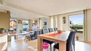 Deze ruime en energiezuinige woning is rustig gelegen in een gegeerde woonwijk in Rekem. Dankzij de centrale ligging bereik je vlot Maasmechelen, Maastricht en de E314. In de directe omgeving vind je alles wat je nodig hebt: scholen, een bakker, buurtwinkel, kinderopvang én een leuke speelweide, allemaal op wandelafstand.<br /><br /><br />De woning werd gebouwd op een perceel van 474 m² en werd de afgelopen jaren grondig gerenoveerd. Met een woonoppervlakte van ca. 200 m² biedt deze woning verrassend veel ruimte, comfort én een logische indeling.<br /><br /><br />De indeling gaat als volgt:<br /><br />Via de inkomhal met vestiairehoek en een open trap in marmer heb je toegang tot de verschillende leefruimtes.<br />Aan de inkomhal bevindt zich de eerste badkamer, uitgerust met een douche, toilet en lavabomeubel. Deze is praktisch gelegen, waardoor je niet door de volledige woning hoeft te gaan.<br /><br /><br />Verder kom je in de lichtrijke leefruimte van ca. 34 m², ingedeeld in een eetkamer en een zithoek met gezellige gashaard, perfect voor de koude winteravonden. De grote raampartijen zorgen voor een natuurlijke lichtinval.<br /><br />Aansluitend bevindt zich de leefkeuken van 15 m², uitgerust met inbouwapparatuur (vaatwasser, keramisch fornuis, oven en koelkast). Vanuit de keuken heb je een mooi zicht op het overdekte betegeld terras en de omheinde tuin. Tevens is er vanuit de keuken een rechtstreekse toegang naar de badkamer, ideaal voor gasten. <br /><br /><br />Op de eerste verdieping geeft de nachthal toegang tot drie slaapkamers van 14 m², 13m² en 19 m² (met inloopdressing).<br />De tweede badkamer die volledig betegeld is, is uitgerust met een dubbele lavabo, een douche en een toilet.<br /><br />De volledig geïsoleerde zolderverdieping is bereikbaar via een vaste trap en werd in 2018 volledig gerenoveerd.<br />Deze ruimte is ingericht in een master bedroom van ca. 20 m² en biedt daarnaast nog ruimte voor hobby’s of andere activiteiten. <br /><br />De woning is daarnaast ook volledig onderkelderd en biedt tal van praktische kelderruimtes voor opslag.<br /><br />Op zoek naar een ruime en energiezuinige gezinswoning op een geliefde locatie? Bel dan vandaag nog naar 089 390 990!