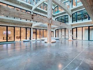 Ruime kantoorruimte te huur met een totale oppervlakte van 325 m²op de 5de en hoogste verdieping. De kantoren beschikken over veel raampartijen,...