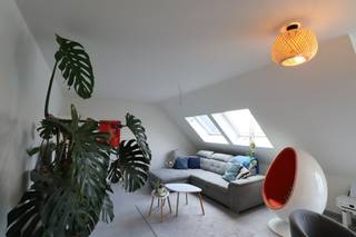 Residentie Diamands biedt u dit nieuwbouw 1-slpk appartement op de tweede verdieping aan ingedeeld als volgt: inkomhal, één slaapkamers (10,4m²) met aansluitend de badkamer met inloopdouche en toilet, berging, woonkamer met open geïnstalleerde keuken. Aansluitend aan de keuken kan men het ruime terras (18,9m²) terugvinden. Het appartement beschikt over vloerverwarming. Op niveau -1 beschikt het appartement over een privatieve berging, autostaanplaats en gemeenschappelijke fietsenstalling. De gemeenschappelijke kosten bedragen 65 euro/maand provisie. Dit BEN appartement is zeer energiezuinig. Voor verdere inlichtingen, neem vrijblijvend contact op nummer 03/283.84.84 of mail naar viktor@ax-quality.be