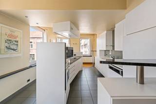 Top gelegen, op te frissen commerciële ruimte met woonst in het centrum van Deerlijk. Op het gelijkvloers bevindt zich een ruime handelsruimte...