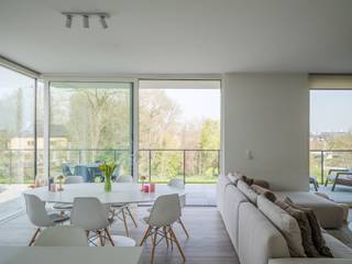 Lichtrijke penthouse met 3 slaapkamers, ruim zonneterras en twee overdekte staanplaatsen met groen uitzicht op fietsafstand van het centrum van...