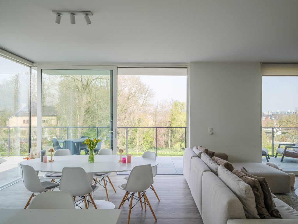 Lichtrijke penthouse met 3 slaapkamers, ruim zonneterras en twee overdekte staanplaatsen met groen uitzicht op fietsafstand van het centrum van Gent. - photo 2