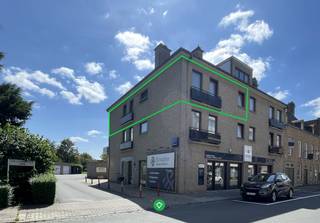 Dit groot appartement is gelegen op de 2 de verdieping in het centrum van Roeselare en bestaat uit: propere, vernieuwde gemeenschappelijke hal -...