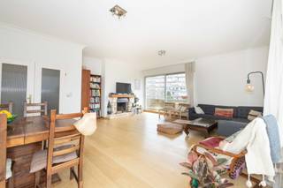 In Ukkel, in het gegeerde Parc Brugmann, stellen wij u dit prachtige en lichtrijke appartement van ±130 m² voor, gelegen op de 6de verdieping van een verzorgd gebouw. Rustig gelegen in een groene omgeving en toch vlak bij winkels en openbaar vervoer, geniet dit pand van een bijzonder aangename ligging.<br /><br />Het appartement biedt mooie volumes en een praktische indeling. U vindt er een inkomhal met ingemaakte kasten, een half uitgeruste keuken en een ruime leefruimte van ±35 m² met salon en eetkamer, badend in natuurlijk licht. Deze ruimte geeft uit op twee aangename terrassen, ideaal georiënteerd op het zuiden en het oosten, zodat u de hele dag van de zon kunt genieten.<br /><br />Het nachtgedeelte omvat drie mooie slaapkamers, een douchekamer en een master suite met aangrenzende dressing en badkamer van ±9 m² met bad, dubbele lavabo, washoek en toilet.<br /><br />Twee kelders en twee garages (+ 50.000 €) vervolledigen dit eigendom. Het appartement is momenteel verhuurd via een 9 jarig huurcontract gestart op 01/08/2021, voor een huurprijs van 1.360 € exclusief lasten. Collectieve gasketel, dubbele beglazing, conforme lift en mede eigendomskosten van 210 €/maand exclusief verwarming, aangevuld met 110 € reservefonds. EPC C.<br /><br />
<p><span>6de verdieping</span>: Appartement Type A Blok II</p>
<ul>
<li>Inkomhal met ingebouwde kasten ±10 m²</li>
<li>Half uitgeruste keuken van ±10 m²</li>
<li>Ruime woonkamer, eetkamer en salon van ±35 m² met terras van ±10 m² op het zuiden en terras van ±20 m² op het oosten</li>
<li>Toilet met handenwasser</li>
<li>Nachthal</li>
<li>Slaapkamer van ±14 m² met quickstepvloer</li>
<li>Slaapkamer van ±14 m² met quickstepvloer</li>
<li>Douchekamer</li>
<li>Slaapkamer van ±15 m² met aangrenzende dressing en aangrenzende badkamer van ±9 m² (bad, dubbele lavabo, washoek en toilet)</li>
</ul>
<br />Kelders 47 & 48 inbegrepen<br />Garages 147 & 148 inbegrepen in Blok III
