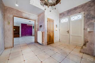 Ruime villa met 4 slaapkamers met onafhankelijke studio op een perceel van 2.000 m 2<br /><br />Gelegen in een rustige en groene omgeving, biedt deze villa uit 2001 prachtige volumes, een functionele configuratie en een belangrijk ontwikkelingspotentieel.<br /><br />Gelegen op een perceel van 2.000 m 2, ontwikkelt het een woonoppervlakte van ongeveer 189 m 2, ideaal voor een groot gezin, een vrij beroep of een woonproject met een onafhankelijk deel.<br /><br />Samenstelling:<br /><br />Begane grond:<br /><br />Inkomhal met apart toilet<br /><br />Lichte woonkamer van 37 m 2<br /><br />Volledig ingerichte aparte keuken van 18 m 2<br /><br />Kantoor, perfect voor werk op afstand of een professionele activiteit<br /><br />Wasruimte<br /><br />Dubbele garage<br /><br />Verdieping:<br /><br />4 slaapkamers met mooie afmetingen (17 m 2, 14 m 2, 13 m2 en 12 m 2)<br /><br />Volledige badkamer met bad en douche<br /><br />apart toilet<br /><br />Onafhankelijke studio van 33 m 2, ideaal voor een tiener, een ouder, een professionele ruimte of een verhuurpotentieel<br /><br />Technische kenmerken:<br /><br />Centrale verwarming op olie<br /><br />Dubbel glas PVC-frame<br /><br />Gezonde constructie met een uitstekende basis<br /><br />Renovatiewerkzaamheden moeten worden gepland, zodat het pand naar uw smaak kan worden aangepast<br /><br />Deze villa is een interessante kans voor liefhebbers van ruimte en projecten, in een groene en gewilde omgeving.<br /><br />📍 Om zonder uitstel te bezoeken!