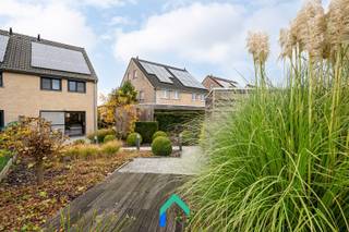 Algemeen<br />Welkom in deze gezellige woning in de Mandellaan te Meulebeke. De ligging combineert rust met een landelijk uitzicht achteraan wat meteen één van dé troeven van deze woning is. Binnen enkele minuten sta je met de wagen in het centrum van Meulebeke waar zich tal van voorzieningen bevinden zoals scholen, winkels, supermarkten en horeca. De woning werd in 2006 gebouwd en doorheen de jaren werden nog verbeteringen gedaan. Zo is er een parketvloer gelegd in de leefruimte om extra charme toe te voegen. Verder werden zowel in de inkom, leefruimte en hoofdslaapkamer inbouwkasten geïnstalleerd om het praktisch comfort te verbeteren.<br /><br />Indeling<br />We komen binnen via de inkomhal die voorzien is van een praktische inbouwkast. Via deze inkom is er toegang tot het gastentoilet en kom je ook in de leefruimte. Deze leefruimte is op zijn beurt voorzien van een handige, kwalitatieve kastenwand waar de tv perfect in past. De leefruimte gaat naadloos over in de prachtig aangelegde tuin door het grote schuifraam. De keuken bevindt zich vooraan in de woning en staat in direct contact met de leefruimte. Deze is voorzien van alle hedendaagse toestellen zoals een vaatwas, ingebouwde koelkast met vriesvak.<br />Op de eerste verdieping bevinden zich 3 slaapkamers die afgewerkt zijn met een laminaatvloer. De badkamer werd recent gerenoveerd (2021) en is voorzien van een inloop douche en meubel met lavabo. Ook op deze verdieping werd een apart toilet voorzien en is er een handige wasberging.<br />De tweede verdieping kan bereikt worden via een uitschuifbare trap. Deze ruimte werd volledig afgewerkt met OSB-platen en er werd een extra slaapkamer gecreëerd. <br />In de tuin zijn twee bijgebouwen voorzien: eentje dient als handige tuinberging, de andere is voorlopig voorzien van een infraroodcabine (die indien gewenst kan blijven staan). Door het halfopen karakter van de woning is er ook een poortje voorzien om langs de woning naar de voortuin te kunnen. Daar is ook plaats voor het plaatsen van jouw wagen. Tenslotte zijn er twee terrassen voorzien om optimaal te kunnen genieten van de zon.<br /><br />Varia<br />Het grootste gedeelte van de woning werd geschilderd in neutrale kleuren. Je bent dus meteen gesetteld eens de meubelen zijn verhuisd. Verder werd ook gedacht aan energetische renovaties door het plaatsen van 12 zonnepanelen. Zo werd een energiezuinige woning met EPC-label B bekomen.<br /><br />Troeven<br />* Instapklaar<br />* Inbouwkasten bieden praktisch comfort<br />* Aangelegde tuin met landelijk zicht<br />* Energiezuinig<br /><br />Wens je de troeven van deze charmante woning zelf te ontdekken? Neem dan contact op met Mathieu en plan jouw bezoek in!<br /><br />T: 0479 63 53 01<br />M: mathieu@gentill.be