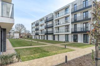 <p><strong><br />Geniet nu nog van 6 % BTW ipv 21 % BTW! (maatregel is verlengd)<br /><br />Domein Neerhof </strong>is zeer gunstig gelegen in het binnengebied tussen de Neerstraat en Steenweg op Mol. Gesitueerd in een <strong>rustige en</strong> <strong>aangename parkomgeving</strong> maar in de directe nabijheid van het <strong>centrum van Oud-Turnhout</strong> met winkels, horeca en openbaar vervoer op wandelafstand en met een vlotte bereikbaarheid naar de <strong>autostrade E34 Antwerpen-Eindhoven</strong>.</p>
<br />Het geheel bestaat uit verschillende aparte blokjes van <strong>kwalitatieve &amp; ruime appartementen</strong> met <strong>grote zonnige terrassen </strong>en enkele aangename <strong>nieuwbouwwoningen</strong>.<br /><br />Deze luxueuze woningen worden allen <strong>super zuinig gebouwd met E peil 20</strong> waardoor men de eerste 5 jaar geen onroerende voorheffing moet betalen. Dit strenge E peil wordt behaald door gebruik te maken van de nieuwste technieken zoals <strong>geothermische warmtepompen ,</strong> <strong>vloerverwarming in combinatie met vloerkoeling, ventilatiesysteem, zonnepanelen enz.</strong> Uw maandelijkse verbruik wordt hierdoor tot het min. herleid.<br /><br />Zij worden <strong>zeer degelijk gebouwd </strong>met ruime budgetten voor de verschillende stelposten zoals sanitair, keuken en vloeren.<br /><strong>Oppervlaktes</strong> tussen <strong>92 en 140 m²</strong> <strong>en terrassen van 10 m² tem 52 m².</strong><br /><br /><strong>App B15 </strong> bestaat uit een inkomhal, gastentoilet, ruime en lichte leefruimte met open keuken en berging, 2 slaapkamers met badkamer en tof terras van 27 m² volledig rondom het appartement<br /><br />Voor het gemak van de bewoners werd een <strong>grote ondergrondse parking met fietslift</strong> voorzien alsook een eigen huisvuilsysteem.<br /><br />Bezoek het <strong>modelappartement</strong> op afspraak om een indruk te krijgen van deze bijzonder goed gelegen en afgewerkte appartementen.<br /><br />Contacteer ons via <strong>info@dilegno.immo of 014/70 73 23 </strong>of spring binnen op ons kantoor in Oud-Turnhout, gelegen aan het project zelf.