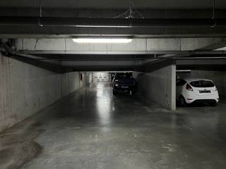 Ondergrondse staanplaats te huur in residentie Hof Ten Dries niveau -1.