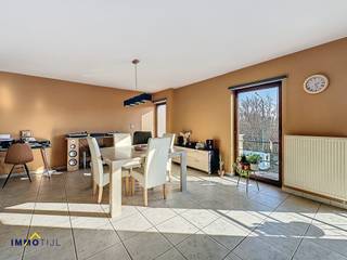 Dit ruim appartement, gelegen op de tweede verdieping van een kleinschalig gebouw, beschikt over een inkomhal met gastentoilet, een...