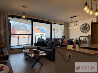 Energiezuinig nieuwbouwappartement met twee slaapkamers en overdekt terras te Herenhout. <br /><br />Dit appartement bestaat uit een inkomhal, open keuken, berging/wasplaats, woonkamer, gastentoilet, badkamer (voorzien van douche en dubbele wastafel), twee ruime slaapkamers, overdekt terras, kelderberging en ondergrondse garagebox. <br /><br />De huurprijs bedraagt 1.030 euro per maand. <br />Er zijn geen gemeenschappelijke kosten! Alle verbruik is individueel. <br /><br />Dit appartement is beschikbaar vanaf 1 april 2026.<br />De EPC-waarde bedraagt 13 kWh/m²jaar (Label A)<br /><br />Meer info vindt u op www.debaco.be of bel ons op 014/73.77.77 voor een bezoek ter plaatse!