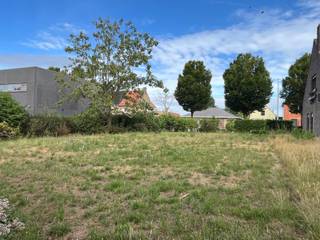 Dit perceel bouwgrond is bestemd voor het bouwen van een alleenstaande woning. De locatie vormt de ideale combinatie tussen de nabijheid van buurtwinkels, lagere scholen (Sint-Rita en Moerkerke),… én een groene omgeving met wandel en fietsmogelijkheden naar hartenlust.<br /><br />Bouwmogelijkheden woning: <br />-Bouwdiepte gelijkvloers: indien 1 bouwlaag: max. 20 meter, indien 2 bouwlagen: max. 15 meter<br />-Bouwdiepte eerste verdieping: max. 12 meter<br /><br />Bouwmogelijkheden bijgebouw: <br />-oppervlakte: max. 50m² <br />-nokhoogte: max. 5 meter<br /><br />De nieuwe aansluiting op A11-E34 zorgt voor vlotte verbinding naar de kust en het binnenland.<br /><br />Op dit zuidgerichte perceel villagrond van 954m² uw nieuwe thuis bouwen?<br /><br />Contacteer Bonne Vastgoed 7 op 7 voor meer info via 0468/10.40.40 of info@bonnevastgoed.be