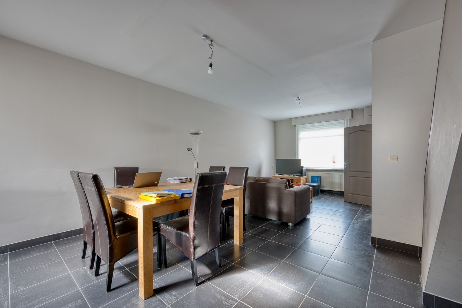 Assebroek, RUIME LICHTRIJKE INSTAPKLARE WONING met GROTE TUIN met UITWEG+ OPRIT , mogelijkheid garage te bouwen,3 SLAAPKAMERS, Badkamer en douchekamer. - foto 4
