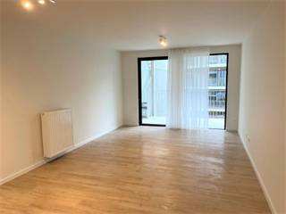 Nieuw energiezuinig appartement met 3 slaapkamers : Indeling inkomhal met apart toilet , living met ruim terras , keuken met eiland voorzien van ijskast en aparte diepvries met 3 laden , vaatwasser , kookvuur, microgolf en oven , ruime badkamer met inloopdouche, ligbad , dubbele lavabo met meubel , slaapkamer met aparte open dressing kasten , nachthal tweede apart toilet , berging , 2 slaapkamers , kelderberging , en parking . Beoordeling nieuw energiezuinig appartement 3 slaapkamers, terras vloeren in parket huurprijs 1700 euro + 140 euro gemeenschappelijke delen + 150 euro voorschot voor verwarming en warm water , ,extra troef een domoticasysteem Verder is er ook mogelijkheid om een ondergronds parkeerplaats te huren (€ 125). Het gebouw beschikt tevens over een gemeenschappelijke fietsenberging. Beschikbaar vanaf 1 december
