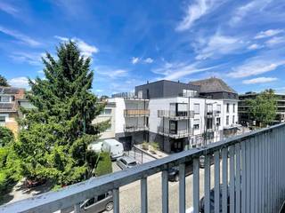 <p>Wijk Fort Jaco, vlakbij alle voorzieningen (winkels, openbaar vervoer, scholen ...), mooi appartement van ± 128 m² gelegen op de 2e verdieping van een recent gebouw. Het appartement is als volgt ingedeeld: hal, gastentoilet, grote woonkamer van ± 44 m² met een terras van ± 10 m² op het zuidoosten, volledig ingerichte open keuken (oven, kookplaten, afzuigkap, koelkast/vriezer, vaatwasser), wasruimte, een slaapkamer van ± 18 m² met aangrenzende badkamer (dubbele wastafel, bad) met toegang tot een terras van 5 m² op het noorden, een slaapkamer van 13 m² met doucheruimte, kelder. Raming van de kosten: 100 € / maand (gemeenschappelijke kosten). Beschikbaar vanaf 31/08/2026. EPB: C-. Afmetingen ter indicatie.</p>
<p></p>
<p>Voorziening voor servicekosten: 100 € / maand (gemeenschappelijke kosten)</p>
<p></p>
<p>Beschikbaar vanaf 31/08/2026.</p>
<p></p>
<p>EPB: C-</p>
<p></p>
<p>- Hal</p>
<p>- Aparte wc</p>
<p>- Woonkamer ± 44 m²</p>
<p>- Volledig uitgeruste keuken (oven, kookplaat, afzuigkap, koelkast/vriezer, vaatwasser)</p>
<p>- Wasruimte</p>
<p>- Terras ± 10 m² op het zuidoosten</p>
<p>- Slaapgedeelte</p>
<p>- Slaapkamer ± 18 m²</p>
<p>- Badkamer (dubbele wastafel, ligbad)</p>
<p>- Terras 5 m² op het noorden</p>
<p>- Slaapkamer ± 13 m²</p>
<p>- Doucheruimte</p>
<p></p>
<p>Kelder</p>
<p></p>