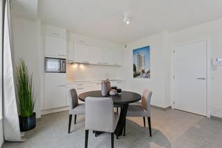 EKLA is een indrukwekkende woontoren met een panoramisch uitzicht over Brussel. Het bevindt zich op een boogscheut van het centrum van Brussel.Gelegen aan de voet van het Weststation, liggen dus alle transportmogelijkheden voor het grijpen. Een unieke kans voor citylovers en investeerders.