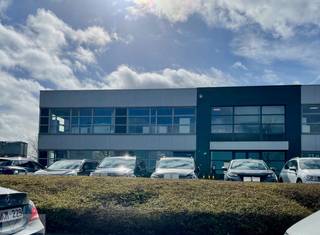 De ruimtes bevinden zich op de eerste verdieping van een kleinschalig kantoorgebouw gelegen in een industriezone langs de E-17. De...