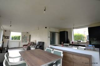Deze woning bestaande uit: inkomhal, lichtrijke woonkamer - salon met aansluitende ingerichte keuken en aanpalende berging.Op de verdieping:...