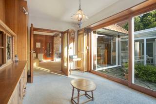 Dit huis dat we te koop aanbieden in Wommelgem, is uitgerust met maar liefst 5 slaapkamers en 2 badkamers.Deze parel behoorde vroeger tot...