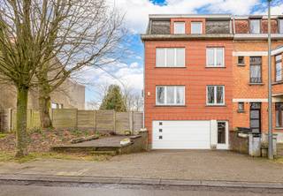 Opbrengstwoning met bijhorend perceel grond met drie garages.Gelegen in een rustige wijk nabij invalswegen.Dit gebouw werd opgericht in 1960 is...