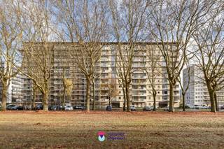 Op de derde verdieping van de August Vermeylenlaan bevindt zich dit op te frissen appartement van 90 m². Dankzij de rustige ligging, het vele groen...