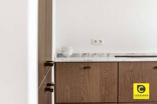 <p><span>Exclusief wonen op de bovenste verdieping: Prachtig gerenoveerd dakappartement met zuidgericht terras</span></p><p><span>Bent u op zoek naar de ultieme combinatie van licht, luxe en een centrale locatie? Dit onlangs totaal gerenoveerde dakappartement (2026) biedt u een unieke woonbeleving op een absolute toplocatie in Wilrijk, nabij de gegeerde Pulhofwijk. Met een royale oppervlakte van ca. 111 m², een hoogwaardige afwerking op parket en een uitstekende Mobiscore van 9/10, geniet u hier van alle comfort van een nieuwbouw in een residentiële omgeving.</span></p><p><span> </span></p><p><span>Stijlvolle inkom & praktische berging</span></p><p><span>U komt het appartement binnen via een verzorgde inkomhal met een apart gastentoilet. Direct aansluitend vindt u een uiterst praktische berging, voorzien van een ruime ingemaakte kast en de nodige aansluitingen voor uw wasmachine en droogkast. Zo blijft uw woonruimte altijd strak en opgeruimd.</span></p><p><span> </span></p><p><span>Lichtrijke leefruimte & designkeuken</span></p><p><span>Het hart van dit dakappartement is zonder twijfel de riante leefruimte met open keuken van ca. 40m². De prachtige parketvloer en de grote raampartijen zorgen voor een warme, uitnodigende sfeer met een overvloed aan natuurlijk licht. De open keuken is een droom voor elke kookliefhebber: voorzien van een stijlvol kookeiland met ontbijthoek en uitgerust met kwalitatieve toestellen, waaronder een inductiekookplaat met ingebouwde afzuiging en een ruime oven. Een perfecte plek om gasten te ontvangen of in alle rust te genieten.</span></p><p><span> </span></p><p><span>Slaapkamers, bureel & badkamer</span></p><p><span>De nachthal, eveneens voorzien van een handige ingemaakte kast, leidt naar de verschillende kamers. De masterbedroom van ca. 18 m² en de tweede slaapkamer van ca. 10 m² zijn beide smaakvol afgewerkt op parket en bieden direct toegang tot het zonnige terras. Een bijzondere troef is de derde polyvalente ruimte van ca. 12 m². Dankzij de natuurlijke lichtinval via de lichtkoepel is dit de ideale plek voor een riante dressing of een rustig thuiskantoor. De moderne badkamer sluit hier naadloos op aan met een ruime inloop-regendouche en een elegant wastafelmeubel.</span></p><p><span> </span></p><p><span>Zonnig terras & parkeren</span></p><p><span>Heerlijk ontspannen kan op het zuidgerichte terras, waar u de hele dag van de zon geniet. Het terras beschikt bovendien over een handige extra opbergkast. Bij het appartement is een private kelderberging inbegrepen. Voor optimaal comfort heeft u bovendien de mogelijkheid om een ondergrondse autostaanplaats aan te kopen voor 20.000 euro, waardoor parkeerstress definitief tot het verleden behoort.</span></p><p><span> </span></p><p><span>Troeven:</span></p><p><span>- Totaalrenovatie (2026): Kwalitatieve afwerking en modern comfort.</span></p><p><span>- Toplocatie: Gelegen nabij de Pulhofwijk met een Mobiscore van 9,0.</span></p><p><span>- Licht & Ruimte: Royale kamers en een prachtige lichtinval doorheen het hele pand.</span></p><p><span>- Extra troef: Polyvalente derde kamer (dressing of bureel) met lichtkoepel.</span></p><p><span>- Zuidgericht terras: Optimaal genieten van de zon aan de rustige achterzijde.</span></p><p><span> </span></p><p><span>Kortom: een instapklaar en luxueus dakappartement dat ruimte en rust combineert met een centrale ligging. Maak vandaag nog een afspraak voor een bezoek en laat u verrassen!</span></p>