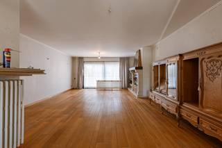 In het centrum van Torhout huisvest deze gezellige tussenwoning met maar liefst 3 verdiepingen aan woonruimte. <br />NIEUWE VOORWAARDEN STARTPRIJS: €215.000<br /><br />MOBISCORE 8,3/10<br /><br />Gelegen op een centrale locatie in Torhout bevindt zich deze gezellige woning met drie volwaardige verdiepingen. Op korte afstand vindt u winkels, scholen, het station en het stadscentrum. Dankzij de vlotte verbinding via de E403 en N33 richting Brugge en Roeselare geniet u hier van een uitstekende bereikbaarheid. De woning ligt bovendien in een rustige, residentiële straat, op wandelafstand van openbaar vervoer en vlakbij de markt.<br /><br />De praktische indeling omvat een aparte inkomhal (met lift), een ruime en lichtrijke leefruimte met kachel, keuken, inpandige garage, berging en wasplaats. Aansluitend aan de keuken bevindt zich een terras met zonneluifel, ideaal om buiten te genieten.<br /><br />Op de verdieping zijn er twee ruime slaapkamers, met mogelijkheid tot een derde kamer via herindeling of zolderafwerking. Extra bergruimte vindt u in de droge kelder en de zolder, die ook uitbreidingsmogelijkheden bieden.<br /><br />Deze woning is ideaal voor starters, gezinnen of investeerders die op zoek zijn naar een pand met potentieel en ruimte voor persoonlijke afwerking. Dankzij de AI-visualisaties krijgt u alvast een inspirerend beeld van de renovatiemogelijkheden.<br /><br />Neem contact op met Eva via 0475 69 38 22 of via eva@vicusvastgoed.be