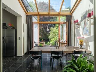 <p>In een rustige, residentiële straat in het gegeerde <span>Ukkel</span> bevindt zich deze uitzonderlijke herenwoning vol authenticiteit, charme en ruimte. Achter de statige gevel schuilt een historisch pand met een unieke ziel, waar originele elementen en hedendaags comfort harmonieus samenkomen. Doorheen de jaren werd de woning met zorg onderhouden en voorzien van vernieuwingen waar nodig, met onder meer een vernieuwd dak en geïsoleerde zijgevel, waardoor het karakter van de woning perfect behouden bleef terwijl het wooncomfort aanzienlijk werd verhoogd.</p>
<p>De royale leefruimtes ademen elegantie en authenticiteit, met prachtige hoge plafonds, originele details en een warme, tijdloze uitstraling. Grote raampartijen zorgen voor een overvloed aan natuurlijk licht en bieden een mooi zicht op de schitterende, zuidgerichte tuin die eindigt met een statige rode beuk van ruim 250 jaar. Deze groene oase geniet van volledige privacy en vormt een uitzonderlijke plek om in alle rust te ontspannen, ver weg van de drukte van de stad.</p>
<p>De woning beschikt over maar liefst zes volwaardige slaapkamers en vier badkamers, waardoor ze zich perfect leent voor grote gezinnen of voor wie wonen en werken wil combineren. Op het gelijkvloers bevindt zich bovendien een aparte kamer die ideaal ingericht kan worden als au pairruimte, gastenverblijf of praktijkruimte.</p>
<p>Ook praktisch heeft deze woning bijzonder veel te bieden. Het huis is volledig onderkelderd en beschikt over ruime, bruikbare ruimtes evenals een aparte wijnkelder — een absolute troef voor liefhebbers en verzamelaars.</p>
<p>Ondanks de uiterst rustige ligging geniet deze herenwoning van een uitstekende verbindingen met openbaar vervoer en auto naar zowel de binnenstad en het Zuidstation (zeer snelle verbinding met Brussels Airport) alsook de ringweg rond Brussel. Winkels, scholen, restaurants en tal van voorzieningen bevinden zich op loopafstand. Bovendien bestaat de mogelijkheid om tot drie autostaanplaatsen in de onmiddellijke omgeving aan te kopen.</p>
<p>Een unieke woning voor liefhebbers van karaktervolle architectuur, ruimte en rust, op een toplocatie in Ukkel.</p>