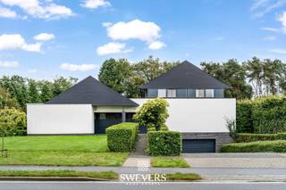 Voor meer info en foto’s, surf naar www.swevers.be – Deze indrukwekkende villa aan de Beverlosesteenweg 322 in Paal biedt een unieke combinatie...