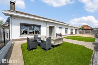 In de nabijheid van het centrum van Stekene bevindt zich deze licht op te frissen en ruime bungalow. De woning biedt u een inkomhal, twee aparte leefruimtes, een ingerichte keuken met toegang tot de veranda, 3 slaapkamers en een badkamer met lavabo, toilet en inloopdouche. Vaste trap naar de eerste verdieping die enorm veel ruimte biedt en waar ook een kleine badkamer is voorzien met bad, toilet en lavabo. Zuidwest gerichte tuin. Autostaanplaats naast de woning. De ramen zijn voorzien van dubbele beglazing en rolluiken. Centrale verwarming op aardgas. Elektriciteit conform! In de nabijheid van diverse winkels, scholen en openbaar vervoer. Diverse fiets- en wandelroutes in de omgeving. Goede verbinding naar E34. 