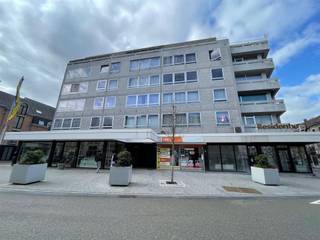 Goed gelegen handelsruimte kort bij station en op een boogscheut van de markt. Voor alle info, bel ons op 0496/31.83.51...