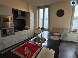 ZEER GOED GELEGEN WONING NABIJ CENTRUMVraagprijs : 189.000 euro Zeer goed gelegen woning nabij centrum, treinstation, winkels en scholen.Op het...