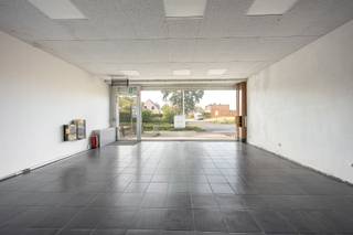 <p><span>Deels gerenoveerde handelszaak met woonst, goed gelegen langs een gewestweg met een perfecte zichtlocatie. <br /> </span></p><p><span>Op de as Grobbendonk-Nijlen bevindt zich dit handelspand met woonst en parkeergelegenheid voor de deur. Op het gelijkvloers komen we binnen in de ruime winkelruimte, met achterliggend een gerieflijke keuken. De winkelruimte baadt in het licht dankzij de grote raampartijen. </span></p><p><span>De keuken is ook toegankelijk via de achterzijde van het gebouw. Daar bevinden zich tevens het sanitair, een opslagruimte en een garage, dewelke bereikbaar zijn via een overdekte gang.<br /><br />Op de verdieping bevindt zich het woongedeelte. We komen via de hal in de ruime badkamer met douche, toilet en voorzieningen voor wasmachine en droogkast. Verder vinden we een ruime leefruimte en een volledig ingerichte keuken. De ruime zolder, bereikbaar via een vaste trap, biedt de mogelijkheid om extra kamers in te richten. <br /><br />De droge kelder biedt dan weer extra stockage ruimte. </span></p><p><span>Het geheel is deels gerenoveerd: nieuwe ramen, buitenmuren aan de binnenzijde geïsoleerd, nieuwe vloeren op de verdieping, …<br /><br />Ben je op zoek naar een locatie om een nieuwe zaak te starten, dan is dit misschien wel iets voor jou!</span></p><p><span>Graag een bezoek of meer info? Contacteer ons via 0479/01.01.01!</span></p>