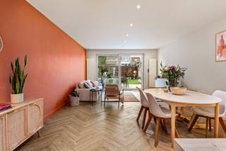 Deze instapklare woning combineert een hoogwaardige, stijlvolle afwerking met hedendaags wooncomfort en geniet van een rustige, maar uiterst centrale ligging in de groene rand van het centrum van Brasschaat. Scholen, winkels, openbaar vervoer en natuur bevinden zich op wandel- en fietsafstand – een ideale thuisbasis voor wie comfort en bereikbaarheid wil verenigen.<br />Bij het betreden van de woning wordt u meteen verwelkomd door de charmante inkomhal, voorzien van een gastentoilet en vestiaire. Van hieruit bereikt u de ruime en lichtrijke leefruimte, waar een lichtstraat en grote raampartijen zorgen voor veel natuurlijke lichtinval en een prachtig zicht op de tuin.<br />De open, volledig ingerichte keuken is een absolute eyecatcher en uitgerust met kwalitatieve inbouwtoestellen zoals een koffiemachine, oven, vaatwasser en gasfornuis. Het royale eeteiland en het overvloedige kastenwerk maken deze keuken erg handig in gebruik.<br />Verder op het gelijkvloers bevinden zich een vernieuwde badkamer met ligbad en dubbel lavabomeubel, evenals de inpandige garage met automatische sectionaalpoort en rechtstreekse toegang tot de achtertuin.<br />Op de eerste verdieping geeft de nachthal, voorzien van ingemaakte kasten en een apart toilet, toegang tot drie ruime slaapkamers (ca. 10 m², 17 m² en 10 m²), afgewerkt met laminaatvloer en rolluiken.<br />De tweede verdieping herbergt de royale en lichtrijke masterbedroom van maar liefst 36 m², uitgerust met ingemaakte kasten en airconditioning. Aansluitend bevindt zich de ensuite design badkamer met lavabomeubel en moderne inloopdouche.<br />Achteraan de woning geniet u van een verzorgde, zonnige tuin met een groot terras, dewelke een oase van rust en privacy biedt!<br /><br />Deze woning beschikt over volgende troeven:<br />- Elektriciteit conform - Asbestveilig - Airco - Isolerende beglazing ...<br /><br />Laat u verrassen door de ruime indeling, het overvloedige licht en de kwalitatieve afwerking.