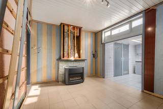 <p>Te koop: te renoveren gesloten bebouwing met 4 slaapkamers nabij Portus Ganda in Gent.</p>
<p> </p>
<p>Deze woning biedt een interessante opportuniteit voor wie een huis wil kopen op een centrale ligging in Gent. Gelegen vlak bij Portus Ganda geniet u van een bruisende omgeving met winkels, scholen, openbaar vervoer en het station in de nabije omgeving. De woning beschikt over vier slaapkamers en biedt tal van mogelijkheden om ze volledig naar eigen smaak te renoveren. Bovendien is er potentieel om een gezellige koer of stadstuin te creëren, wat een extra troef vormt in deze stadsomgeving. Dankzij de centrale ligging en de vlotte verbindingen is dit pand ideaal voor gezinnen, investeerders of handige renovatiekopers.</p>
<p> </p>
<p>Belangrijkste ruimtes<br />• Inkomhal die uitgeeft op een eerste ruimte mogelijks een leefruimte<br />• Eetkamer aansluitend aan de keuken<br />• 4 slaapkamers met diverse indelingsmogelijkheden<br />• Berging onder trap voor extra opslagruimte<br />• Apart toilet</p>
<p> </p>
<p>Troeven<br />• Te renoveren woning met 4 slaapkamers nabij Portus Ganda<br />• Nabij openbaar vervoer, scholen, winkels en station<br />• Mogelijkheid om een koer of tuin te creëren</p>
<p> </p>
<p>Neem vandaag nog contact op met je ERA-makelaar voor een bezoek.</p>
<p> </p>
<p>JOUW DROOMHUIS. ZO GEVONDEN!</p>